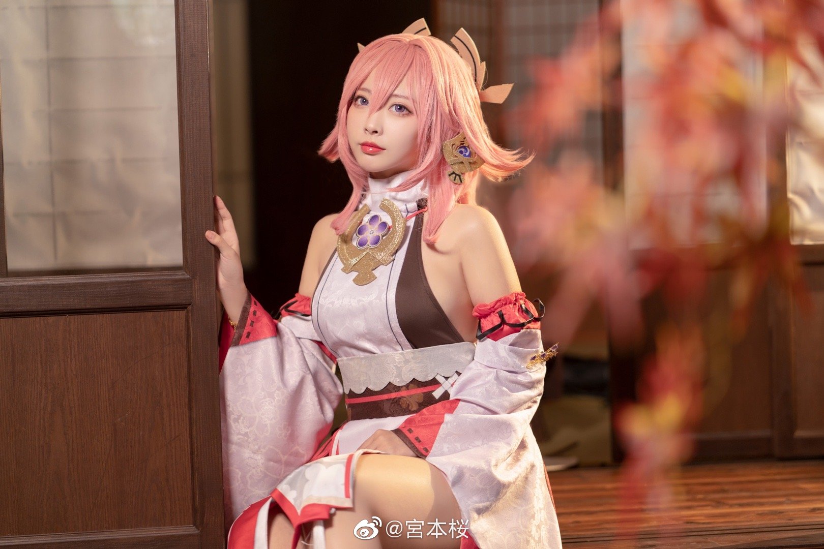【COS】一个斜阳之下，在庭院中等待挚友到来的巫女。 原神 八重神子@宮本桜 COSPLAY-第1张