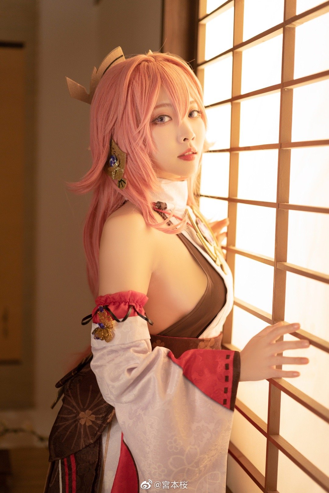 【COS】一个斜阳之下，在庭院中等待挚友到来的巫女。 原神 八重神子@宮本桜 COSPLAY-第7张