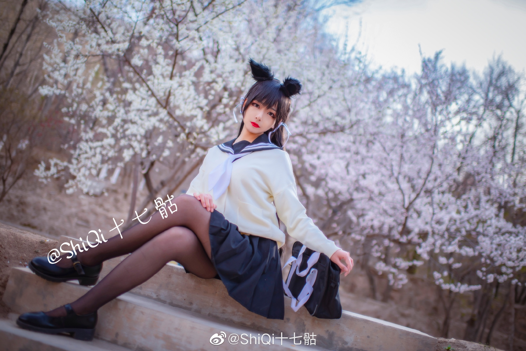 图片[1]-【COS】既然都换上了校服，感觉称呼也要换一下了呢…指挥官，叫我‘学姐’就可以了哦～@ShiQi十七骷-米哈社