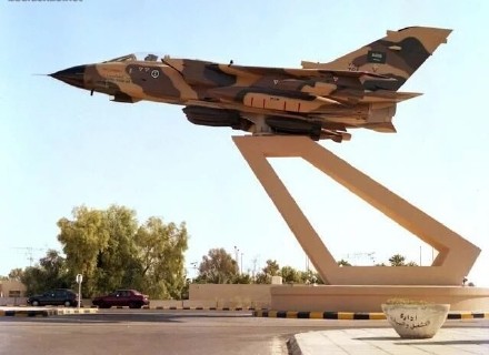 沙特皇家空军一架“狂风”IDS 765因耗尽燃油和错过处理而坠毁，两人安全弹射。