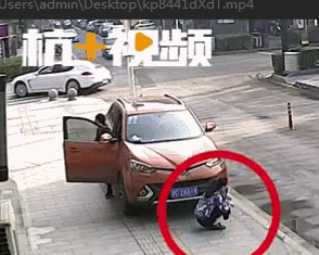 杭州女子蹲地上看手机被卷入车底，20秒内大批市民自发营救。