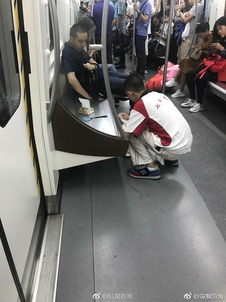 父亲在地铁上吐了 儿子先擦父亲再收拾车厢