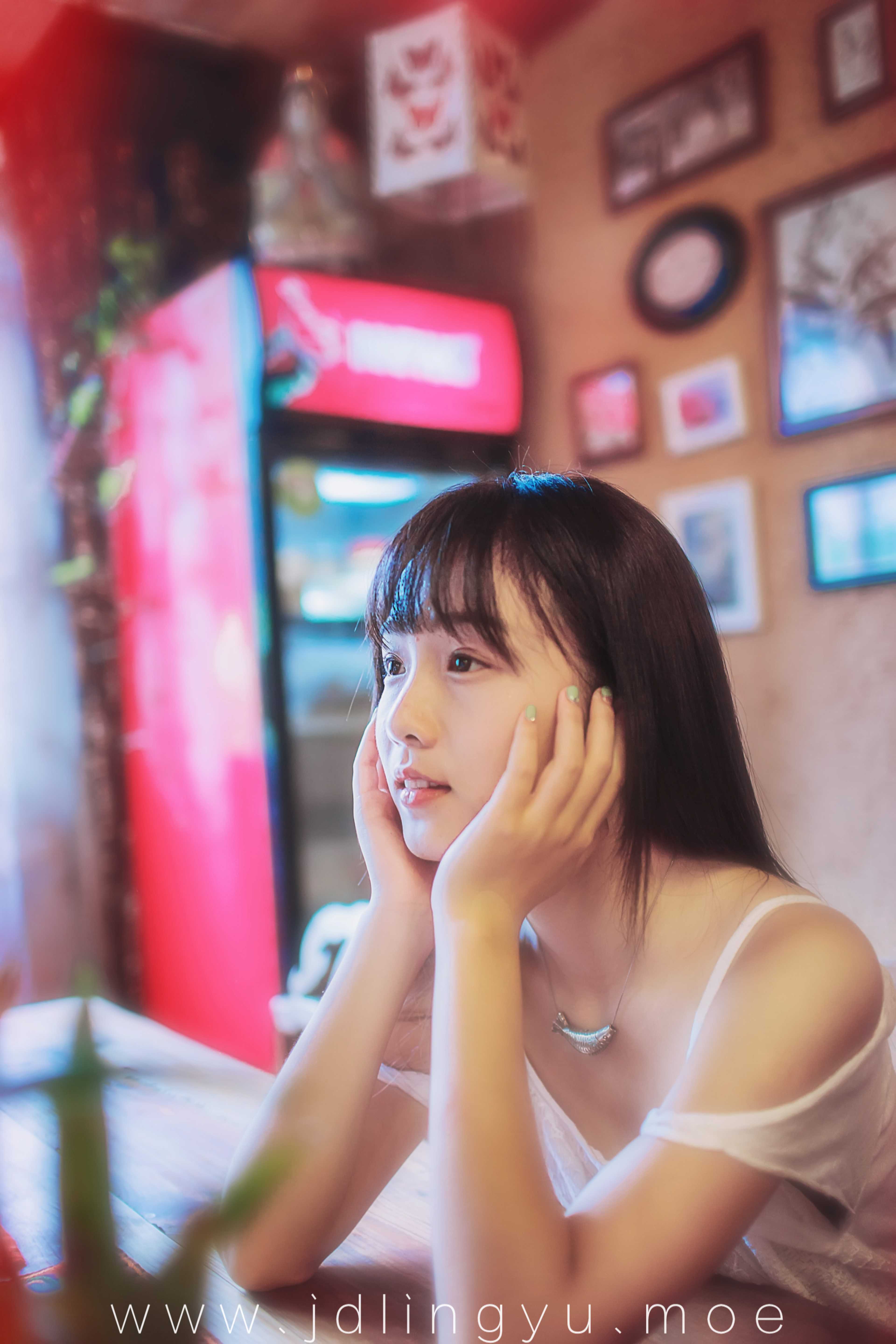 清纯气质学生妹等待邂逅的时光