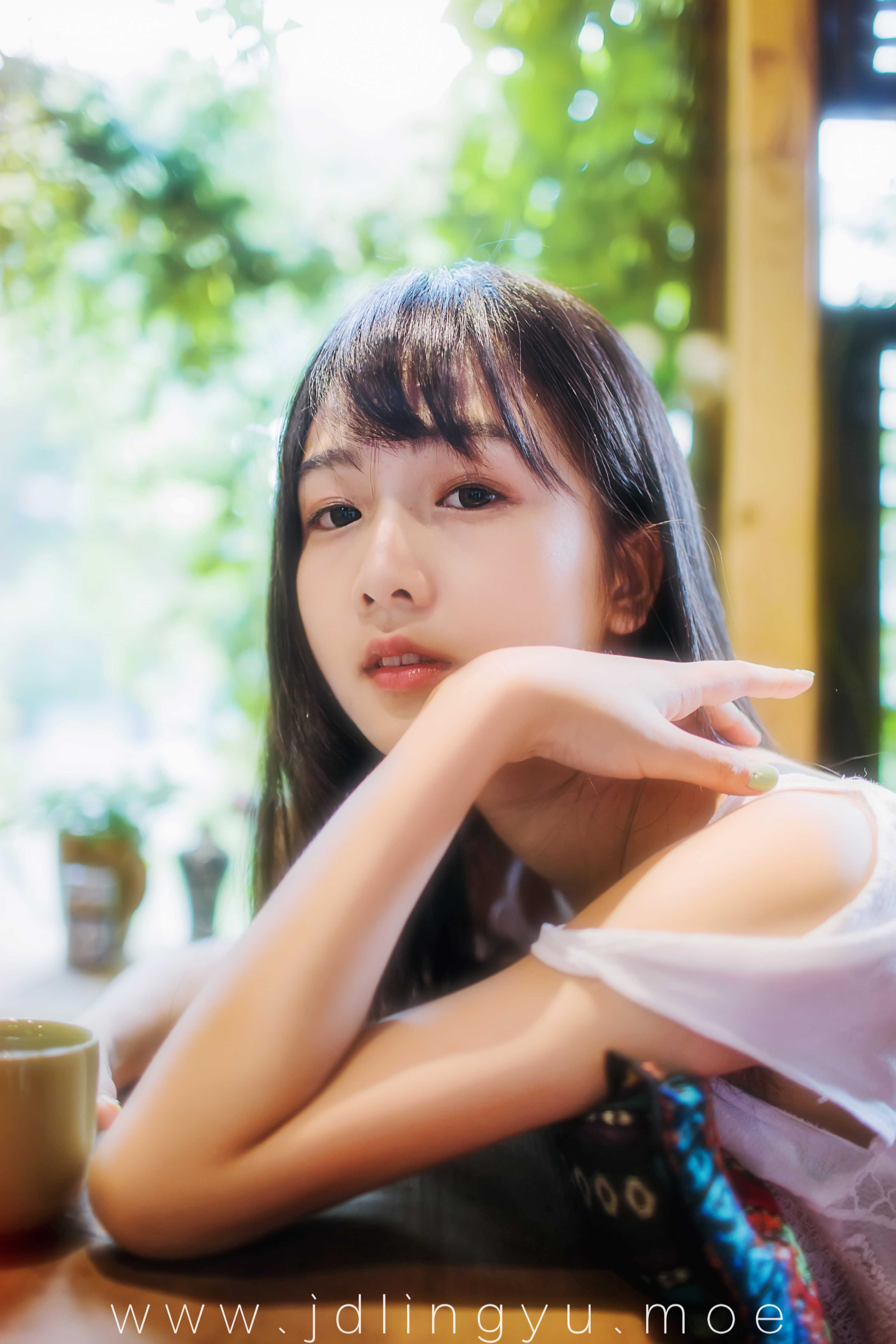 清纯气质学生妹等待邂逅的时光