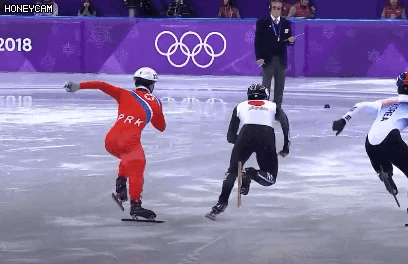 短道速滑朝鲜选手摔倒后...居然伸手去抓日本选手的冰刀........... ​​​