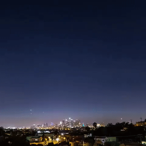 据说这是在洛杉矶拍摄的SpaceX火箭发射场面，看起来好像UFO降临！ ​​​​