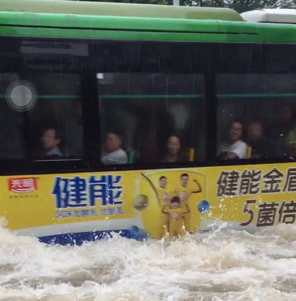 从一些涉水时画面里可以看出，公交上的人都玩的挺开心的