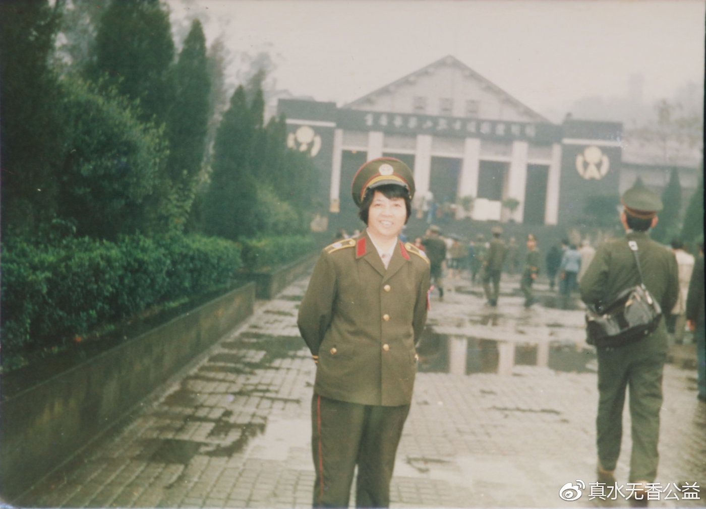 1987年，陈惜秋在重庆烈士纪念馆前。