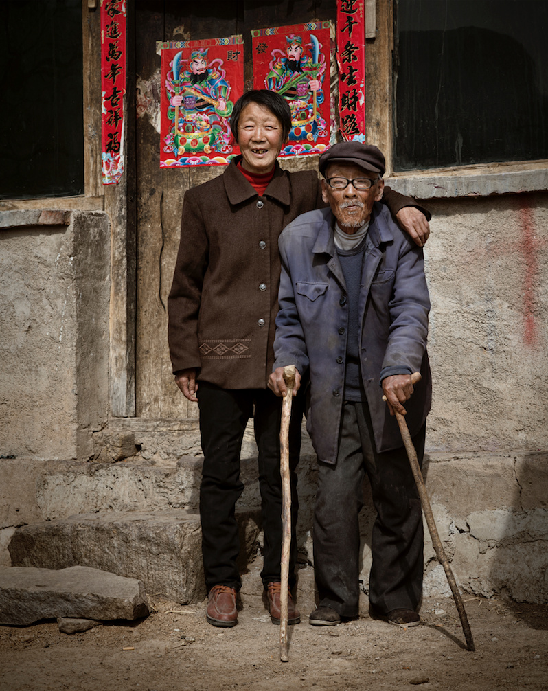 再看到“门迎千条生财路，家进万年吉祥福”的对联，忽然好难过