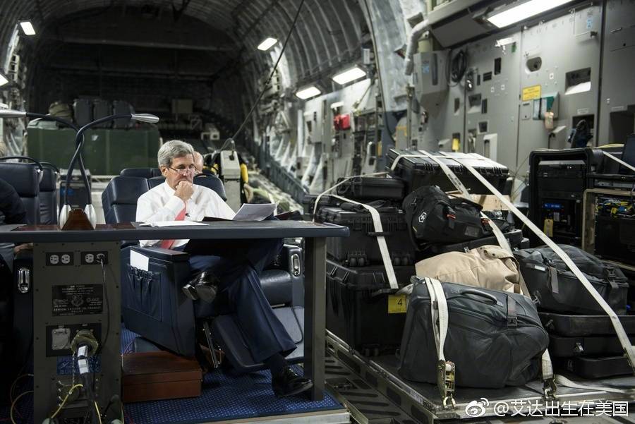 美国国务卿访华，是军用货机给运过来的，里面是这样的。 