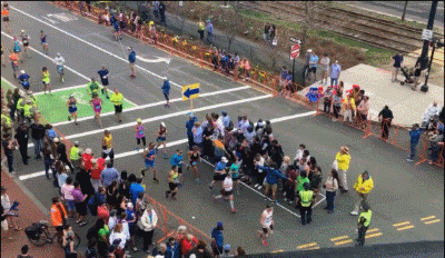 GIF：跑马拉松时遇到过马路的人群怎么办…