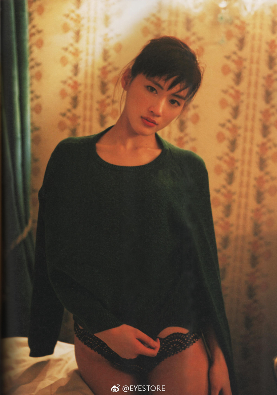 在绫濑遥于本月即将推出新写真之前，先来重温一下2014年《MOMENTO》写真集当中的数张，成熟的女性魅力
