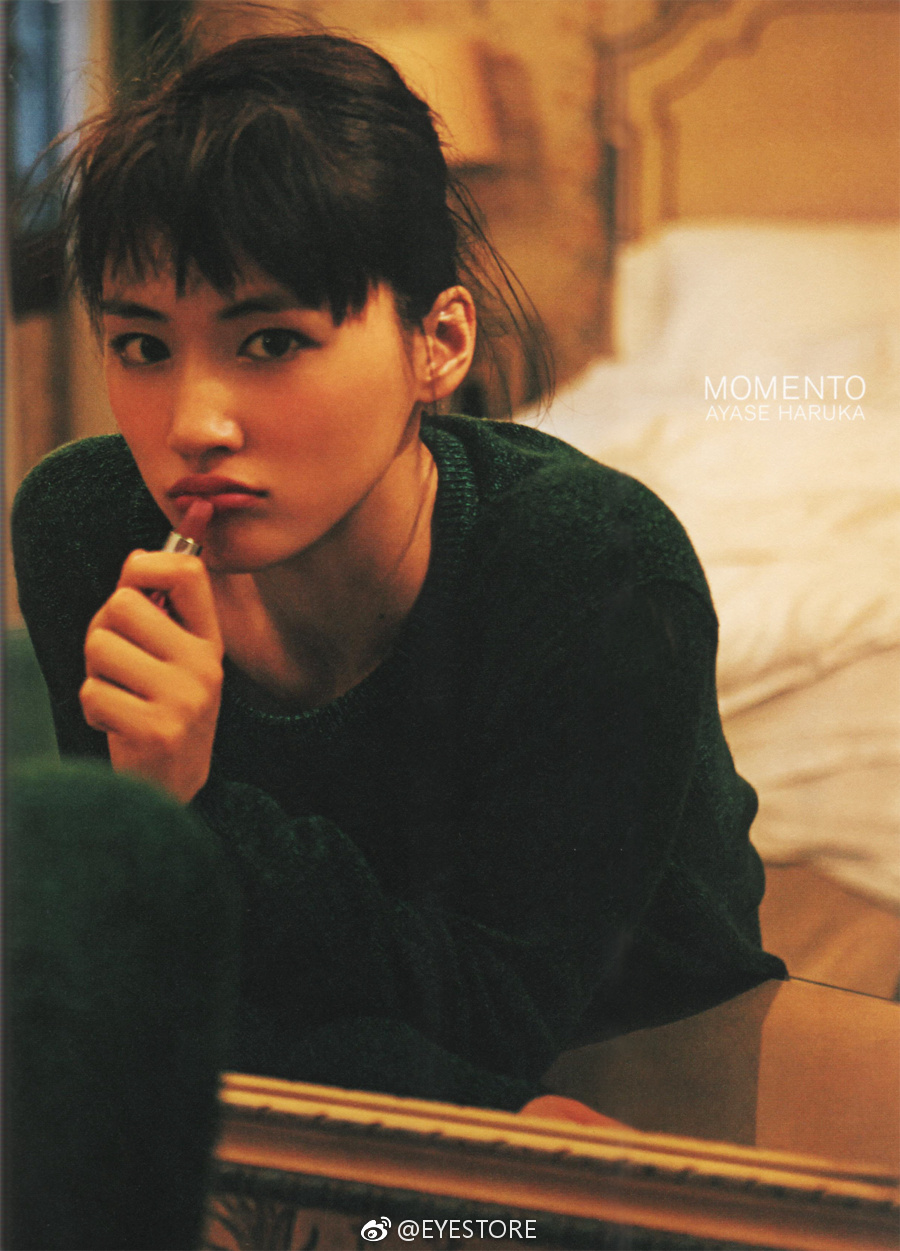 在绫濑遥于本月即将推出新写真之前，先来重温一下2014年《MOMENTO》写真集当中的数张，成熟的女性魅力