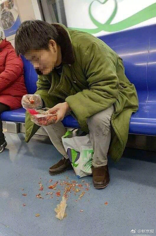 北京地铁吃小龙虾男子被拘