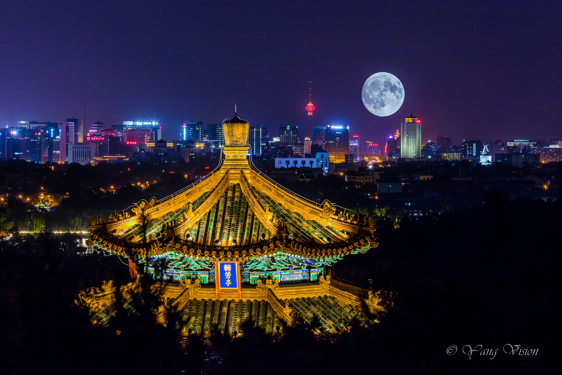 昨晚中秋月圆夜，网友拍摄于北京景山公园的一组照片
