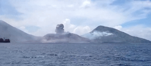 巴布亚新几内亚的火山爆发，冲击波惊动了云。