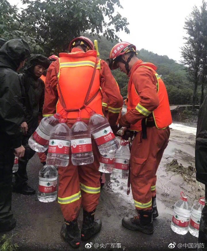 北京暴雨后，给密云受灾群众运水的消防战士
