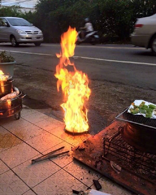 一朋友家烤鸡的时候没注意好火候，结果...... ​​​​