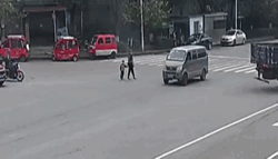 家长带着孩子“勇敢”横穿公路 下一秒悲剧发生
