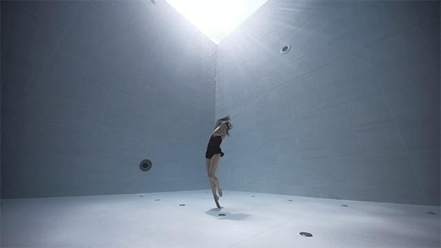 法国深海潜水员/舞蹈演员Julie Gautier ​​​​