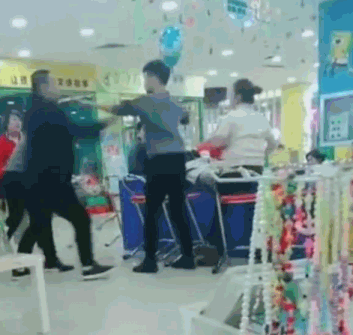 争抢玩具引冲突 三男子持铁凳猛砸12岁男孩