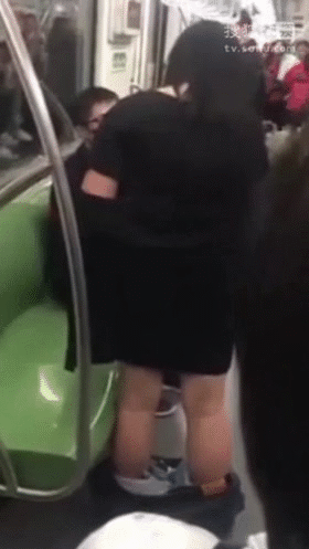 女子地铁上脱裤子威胁男友令其下跪