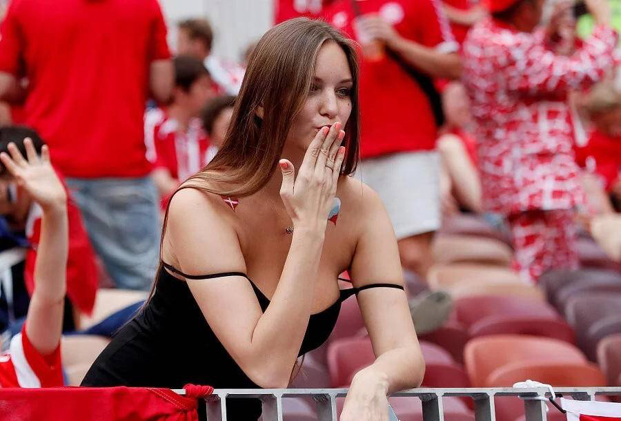 一大波丹麦女球迷。