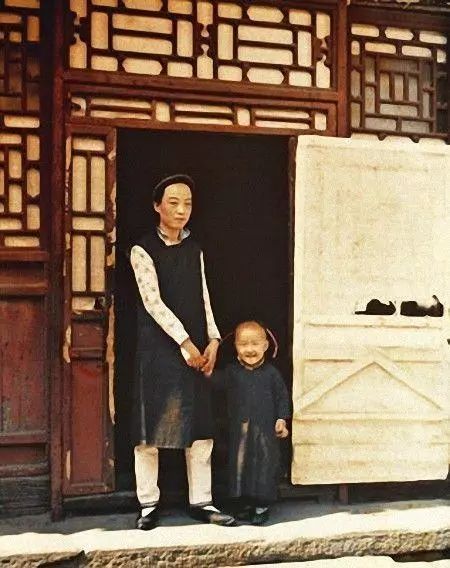 北京，房门前的满洲女人
