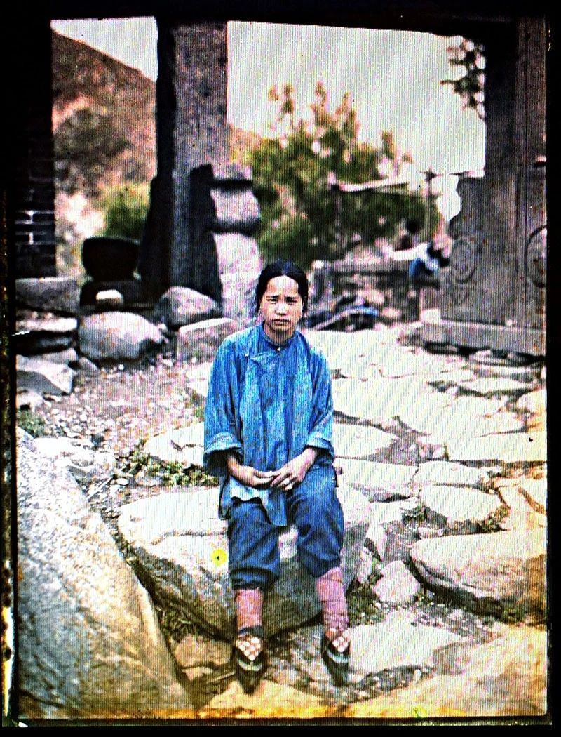 奉山，一位年轻的裹脚妇人