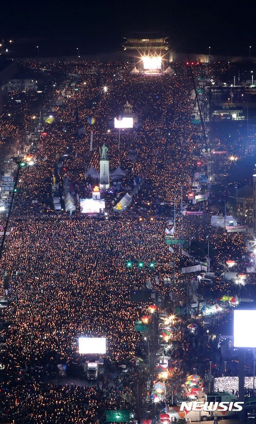 历经133天，共19次，动员1600万的朴槿惠下台巡演就此结束了