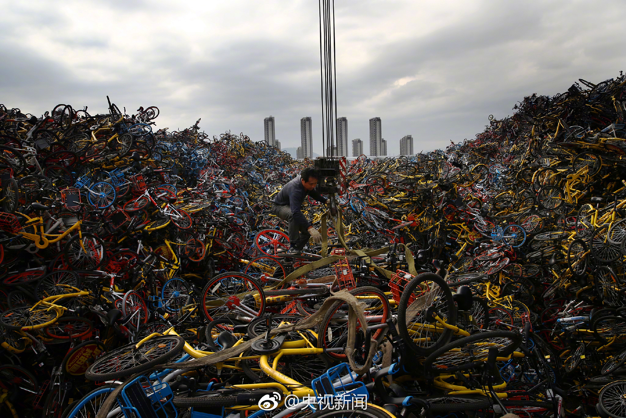 厦门：10万辆共享单车堆积成山。