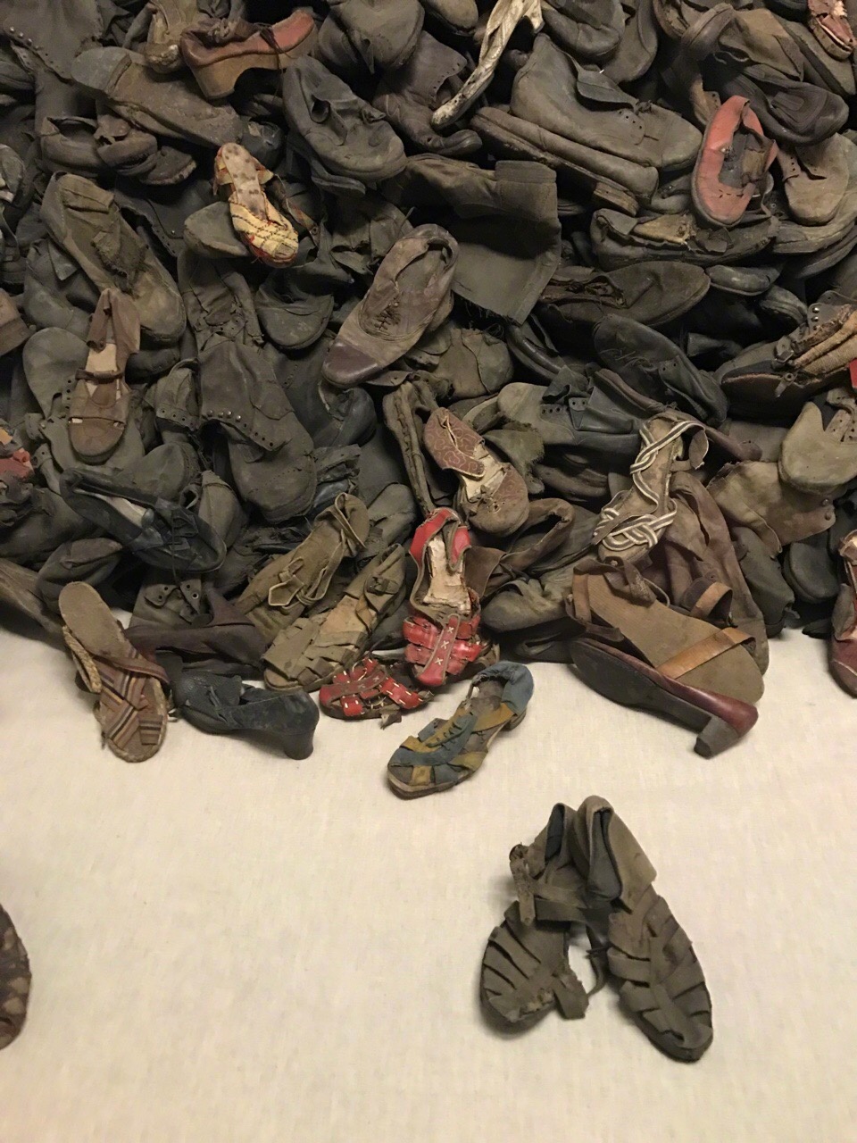 奥斯维辛纪念馆里堆积如山的鞋子