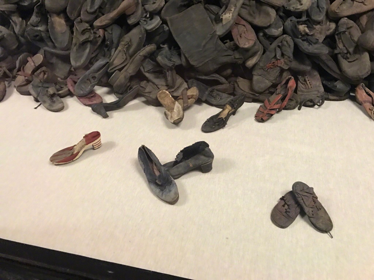 奥斯维辛纪念馆里堆积如山的鞋子