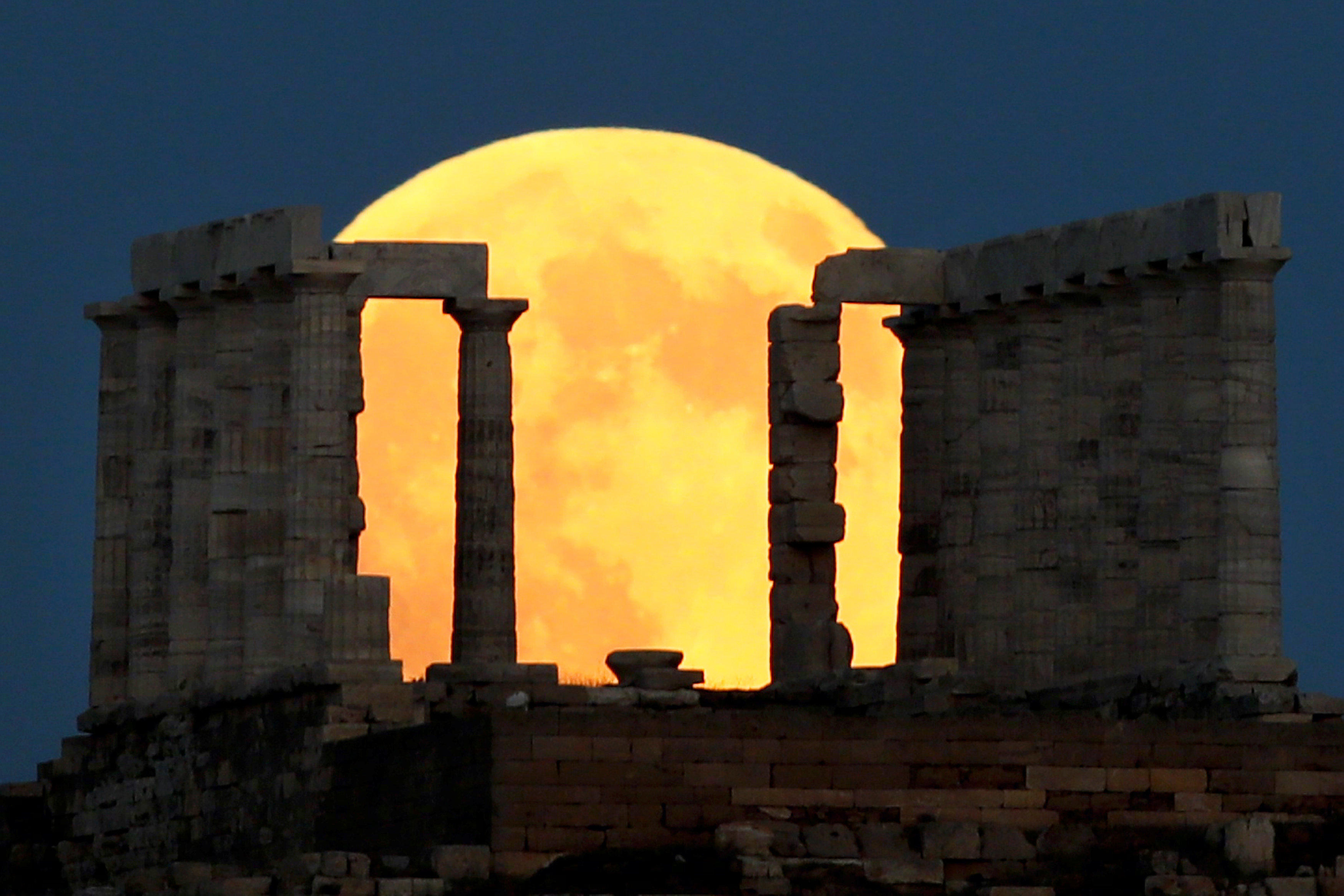 在希腊帕特农神庙观赏昨晚的超级血月，太壮观了！