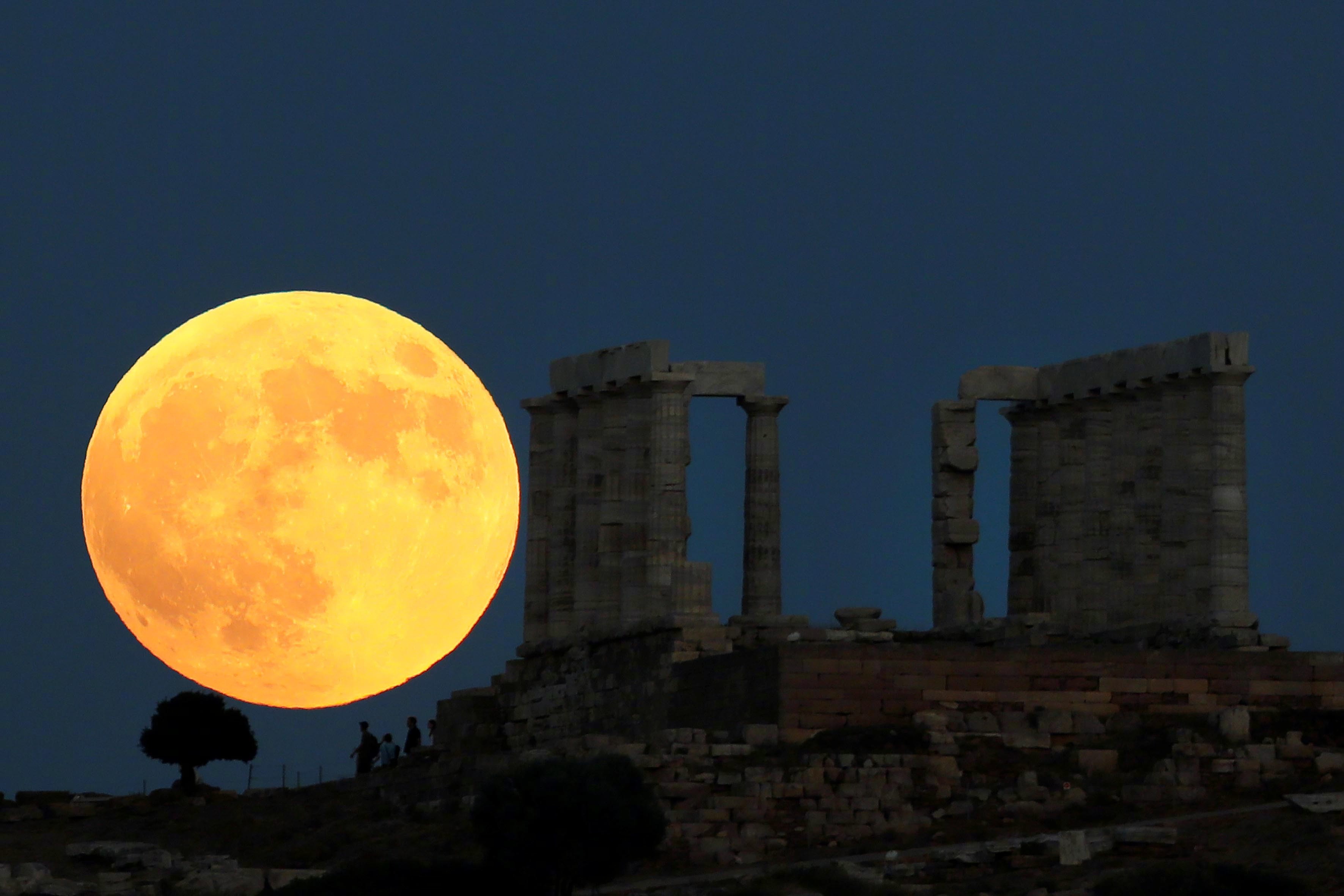 在希腊帕特农神庙观赏昨晚的超级血月，太壮观了！