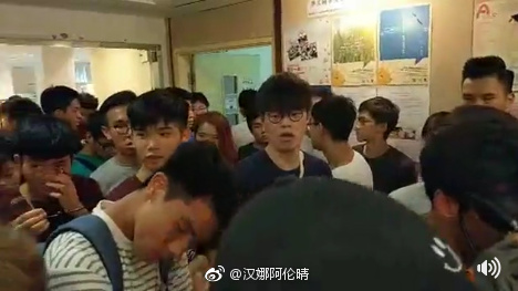 香港中文大学学生会成员围攻学生事务处老师长达一小时