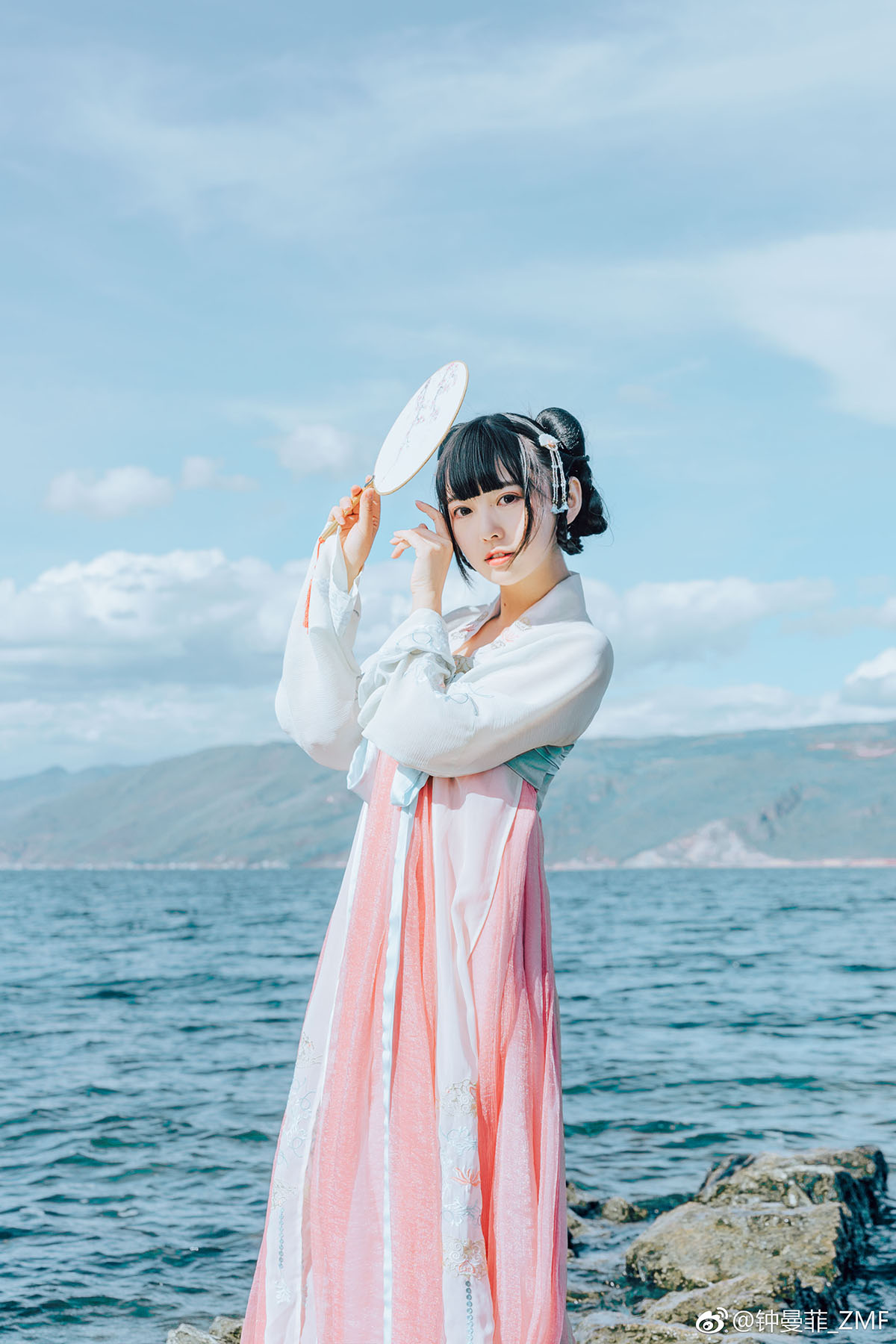 掬一泓流水 ，携一缕清风，在花笺里染了斑白。