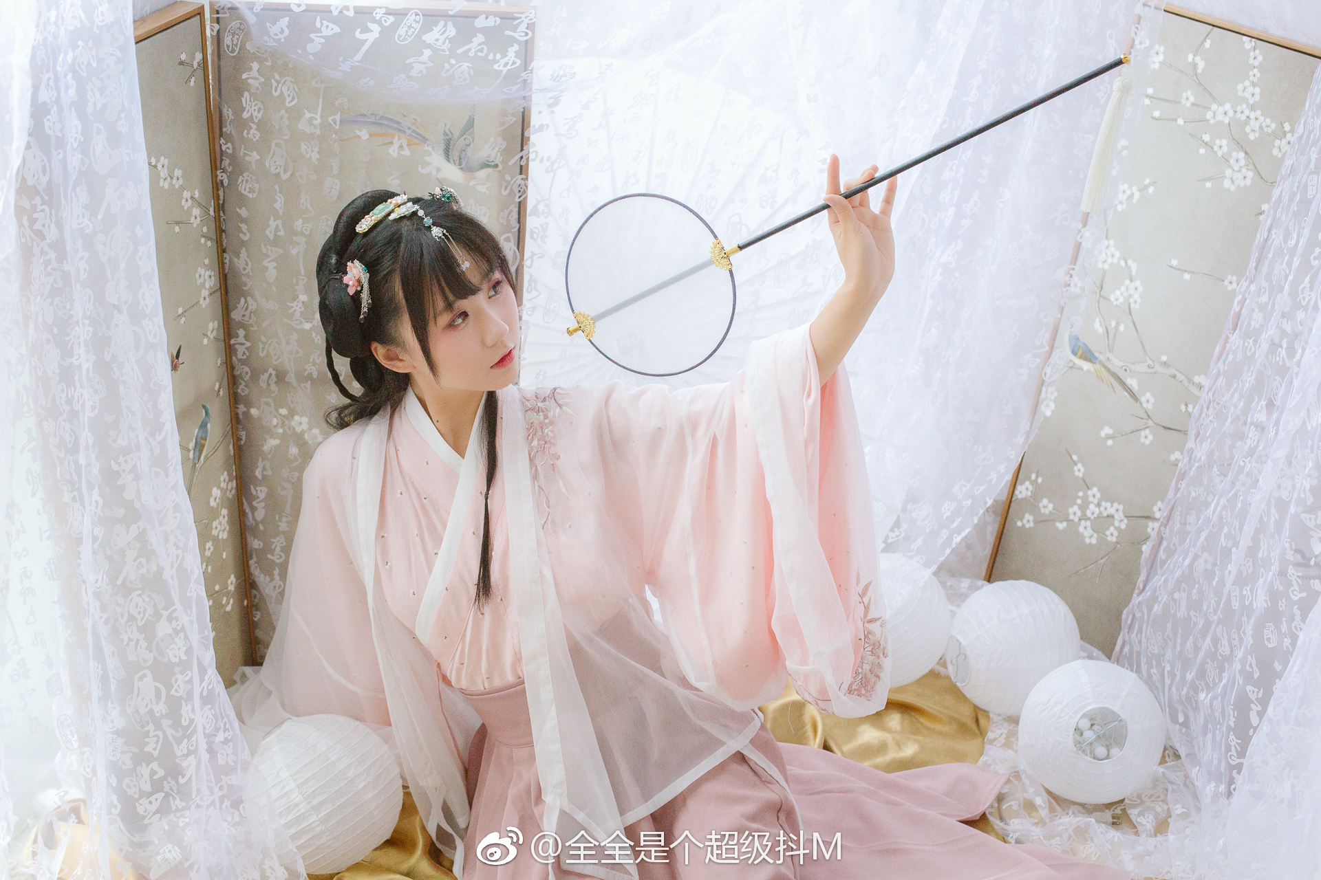 袅袅腰疑折，褰褰袖欲飞。