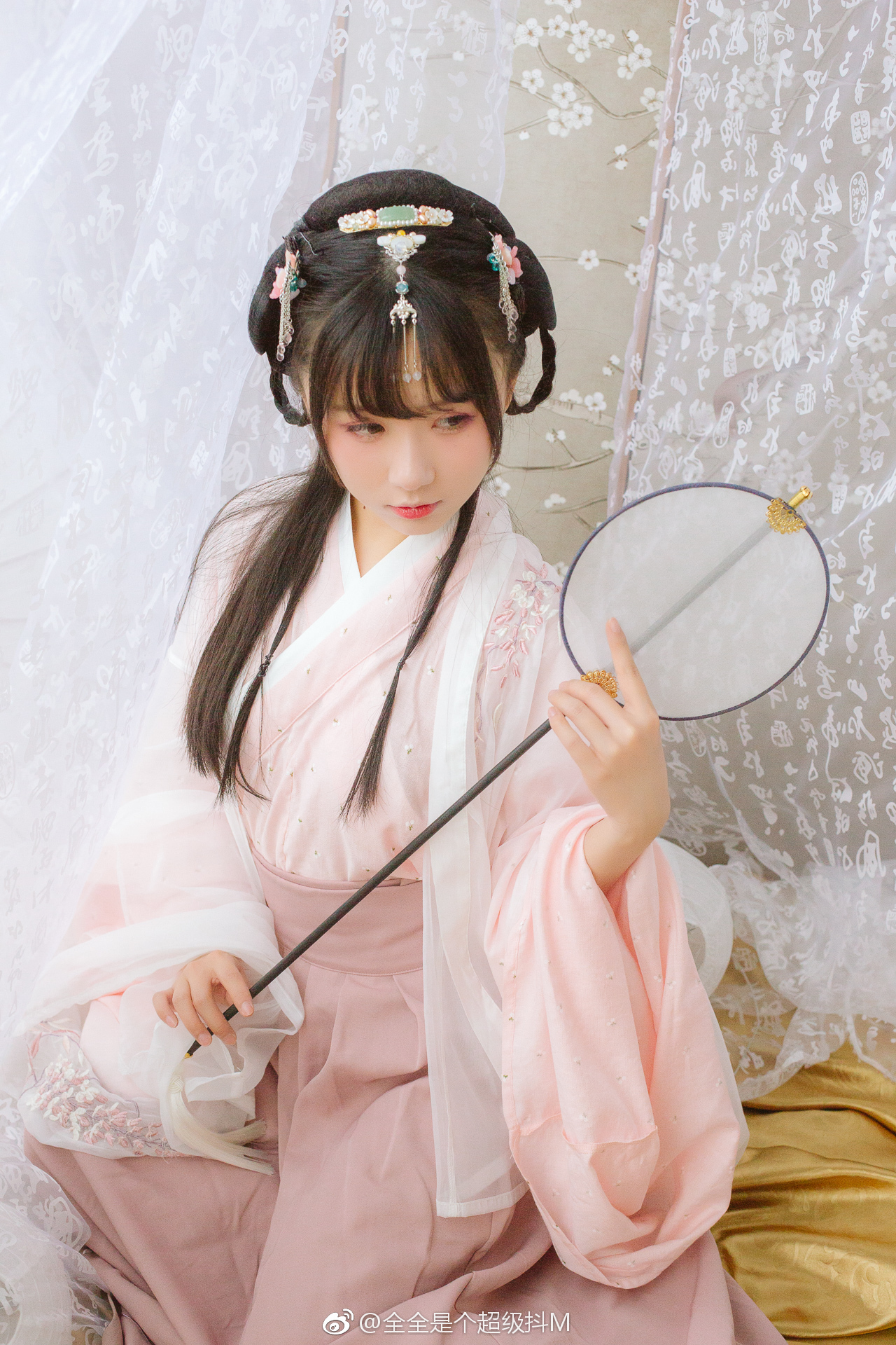 袅袅腰疑折，褰褰袖欲飞。