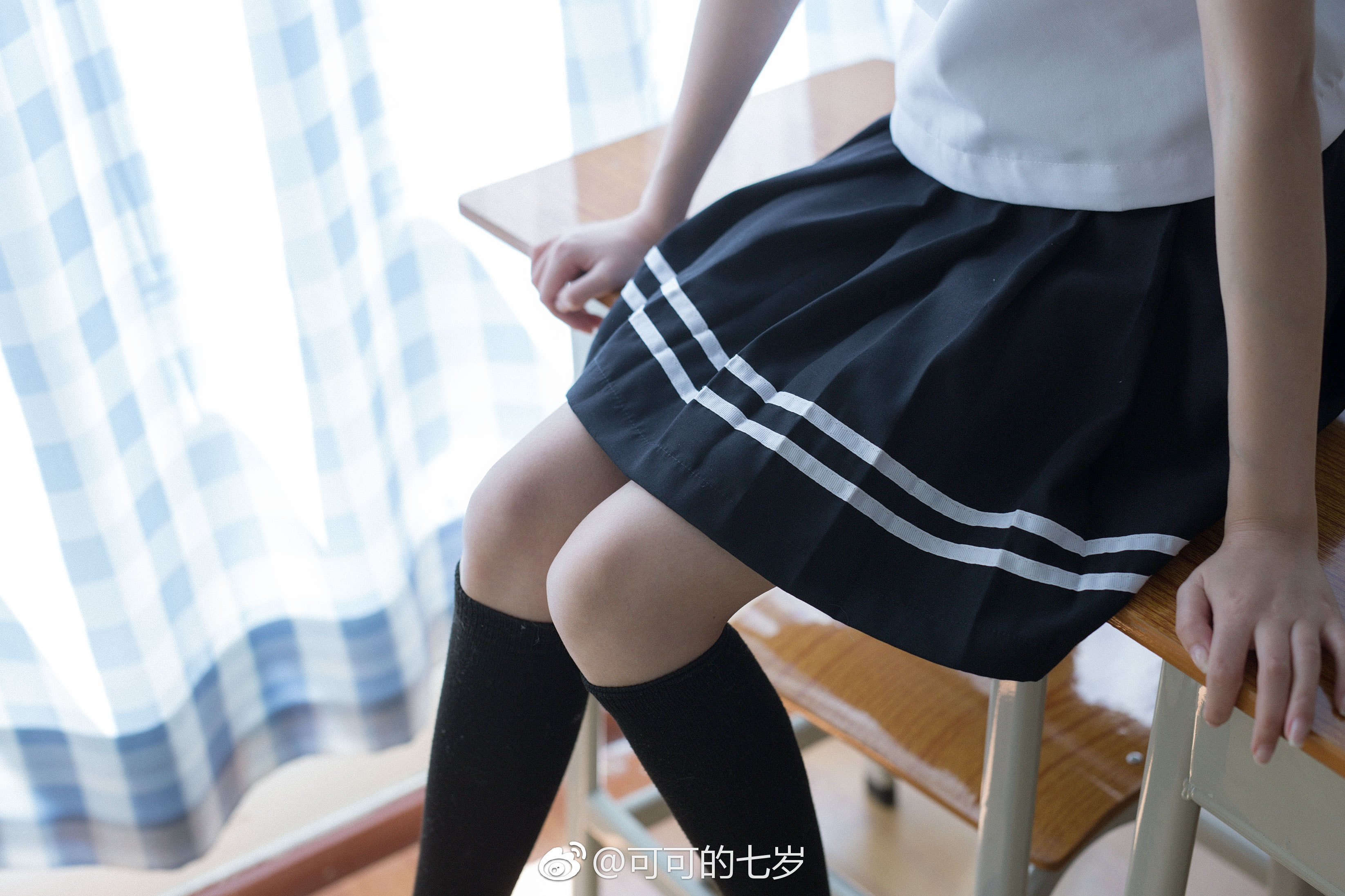 少女的心事 躲在山的阴影 藏在海的一端