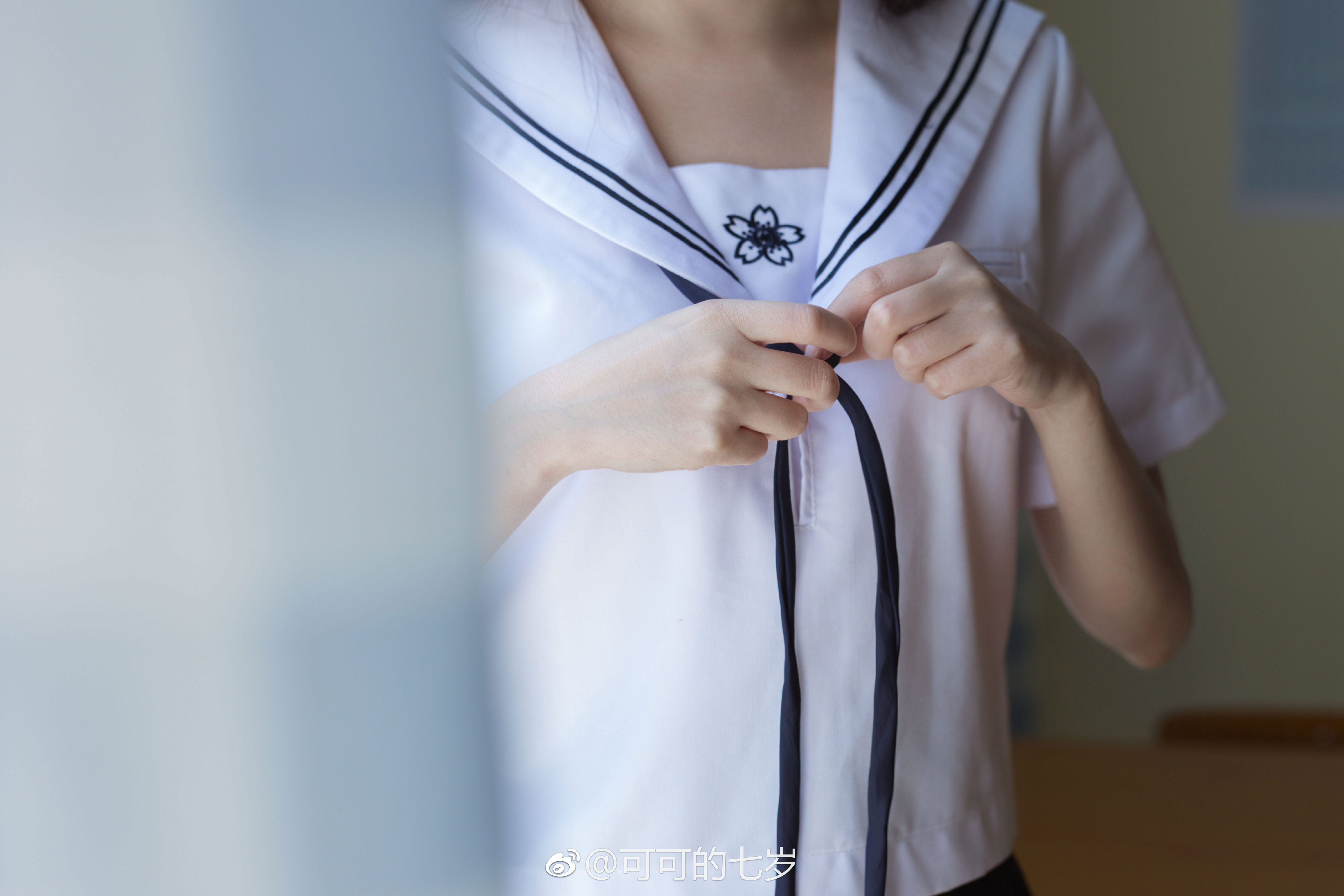 少女的心事 躲在山的阴影 藏在海的一端
