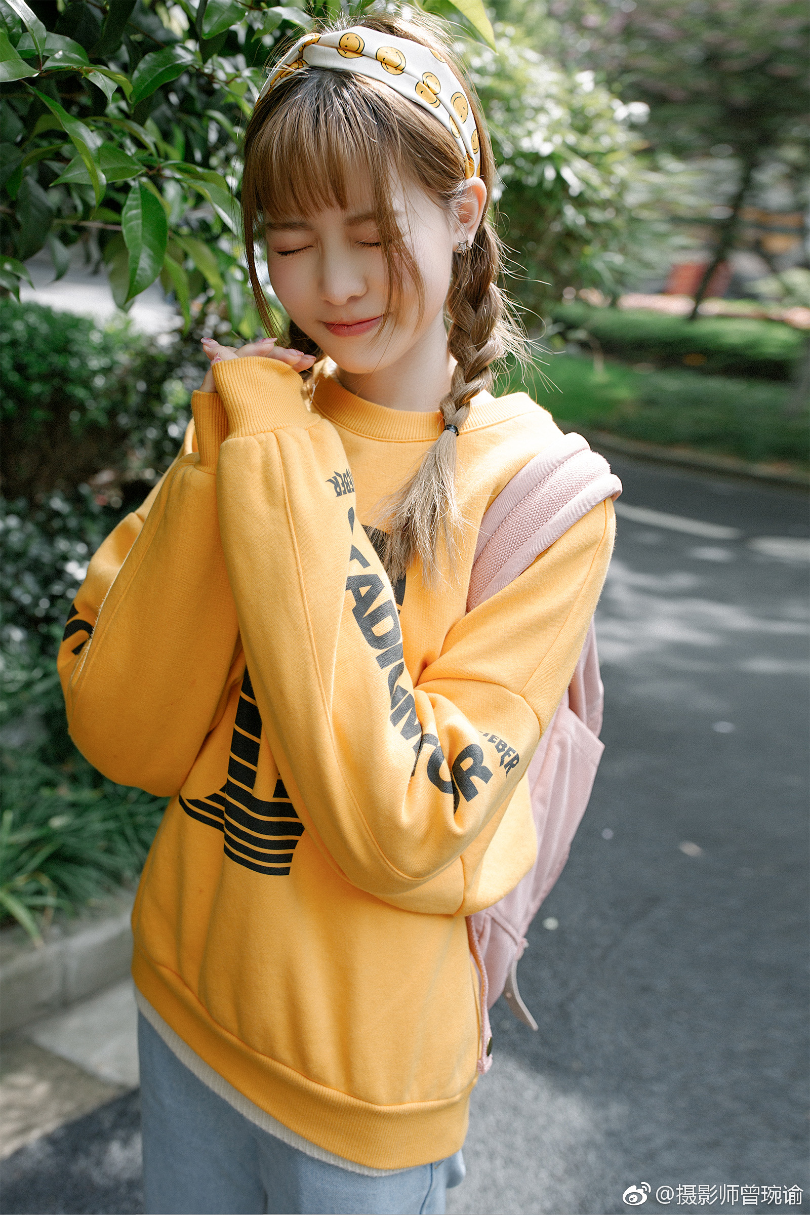 我想偷偷望呀望一望她