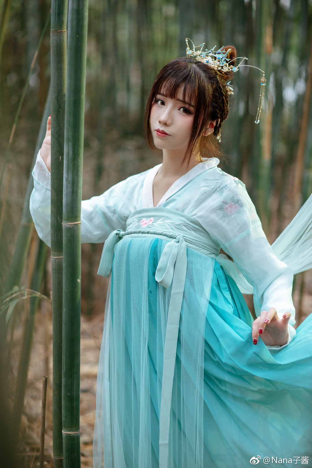 小姐姐的头饰好漂亮啊！