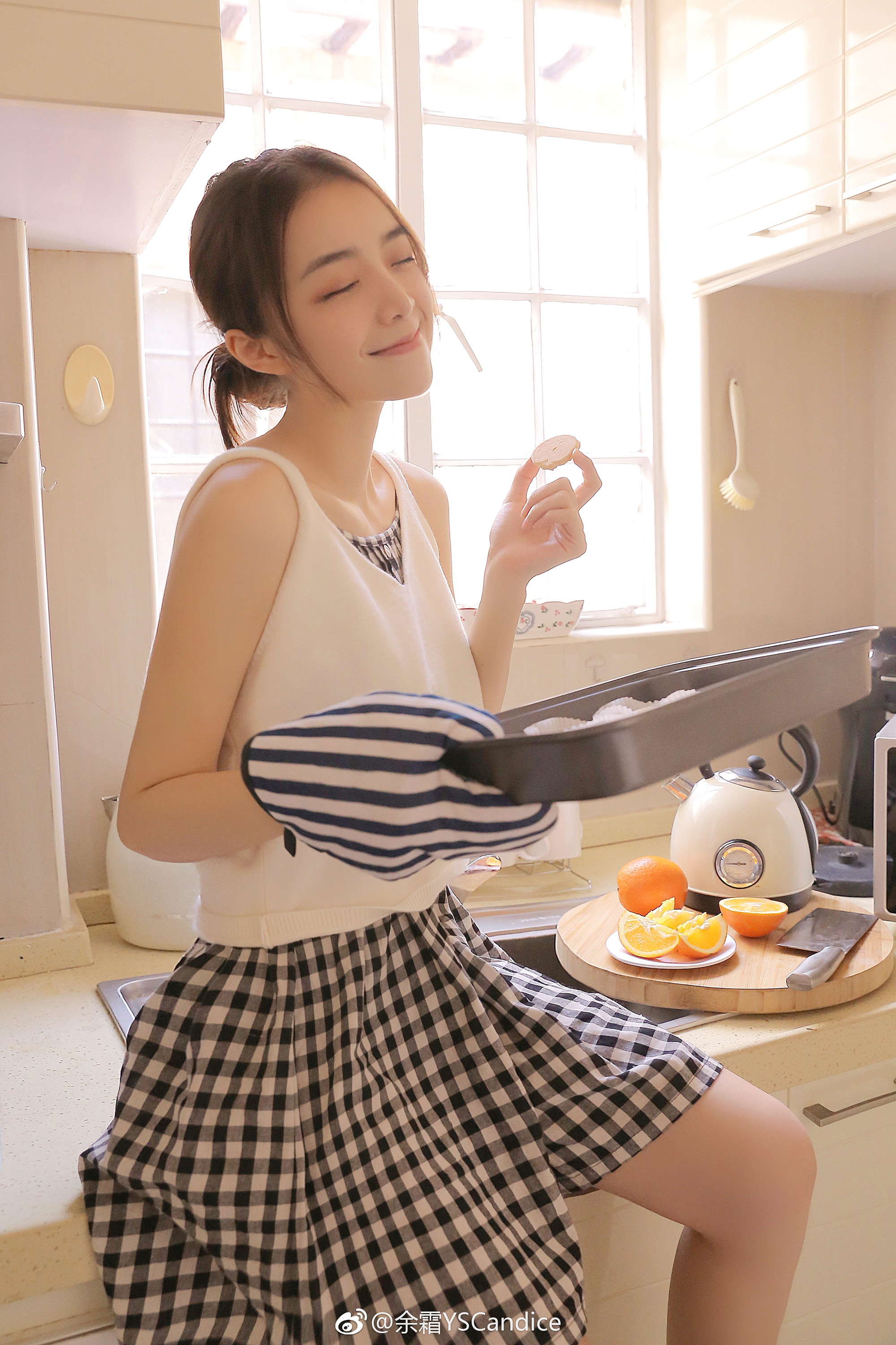 LOL女主持余霜微博发写真照,网友:对A,要不起!