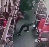 男童公交上遭过肩摔后狂踩头部，当事人被拘15天。