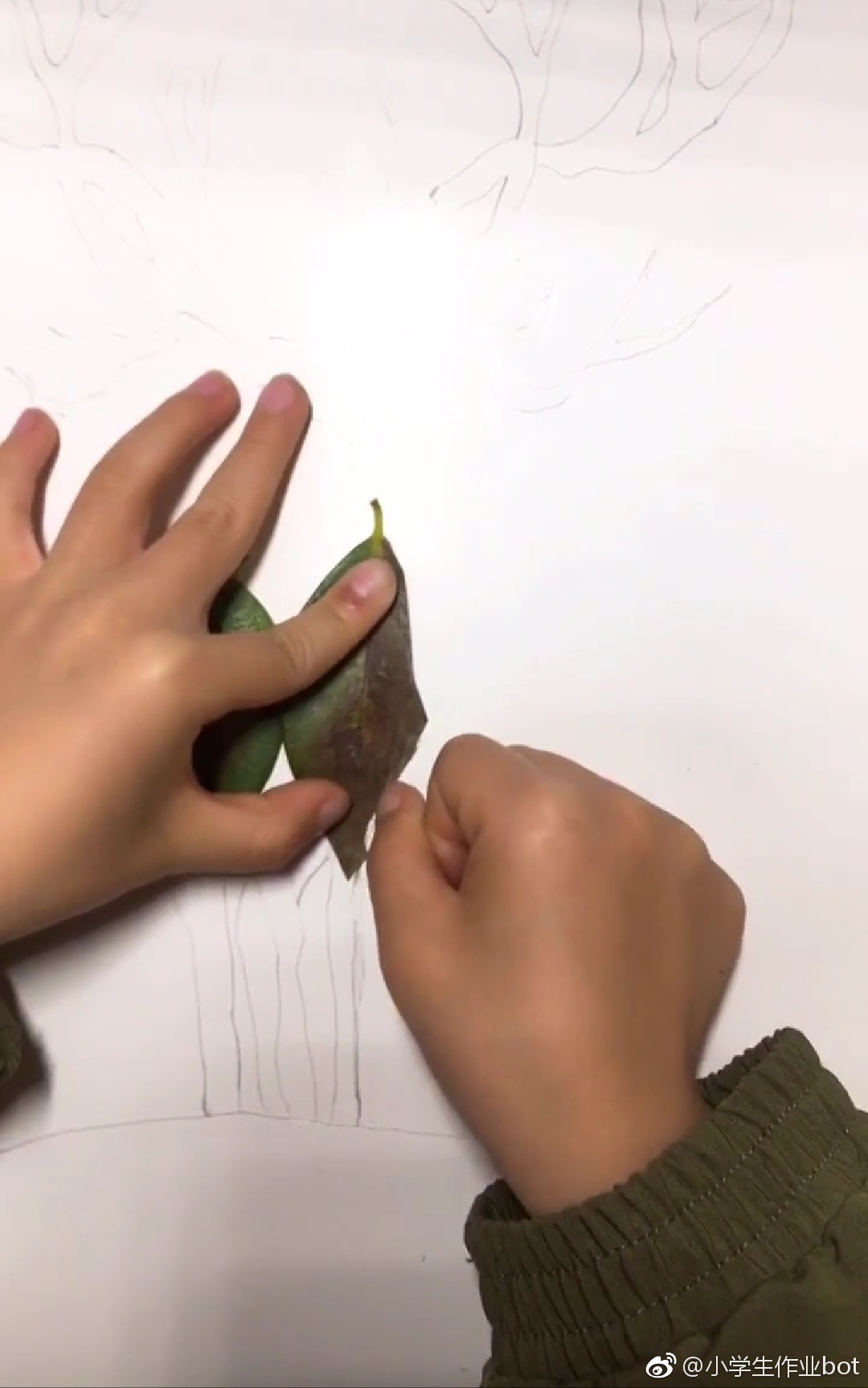 分享一小学生手工树叶画作品 鹿在风起时 ​​​​