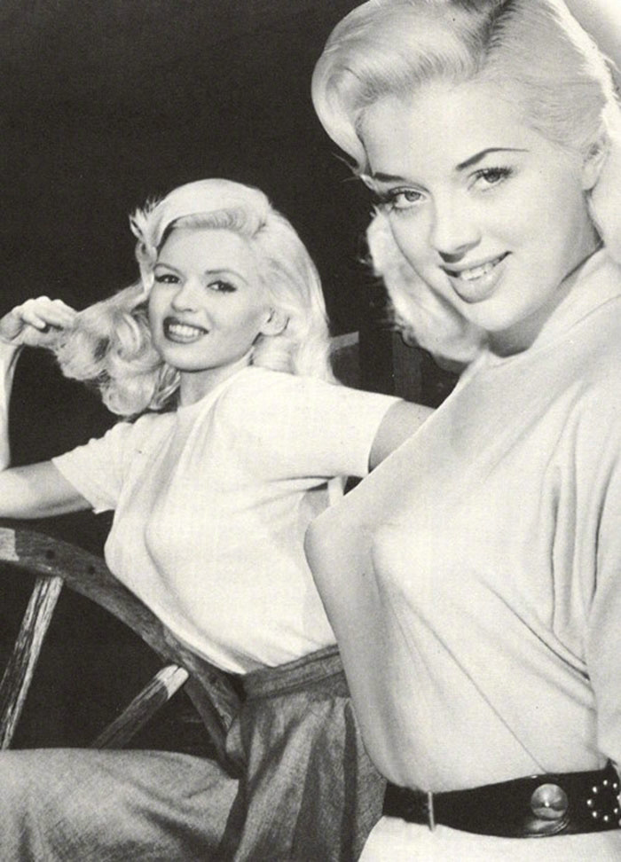 0世纪40年代和50年代的“尖胸时尚”，身着“子弹胸罩”的女神们。"