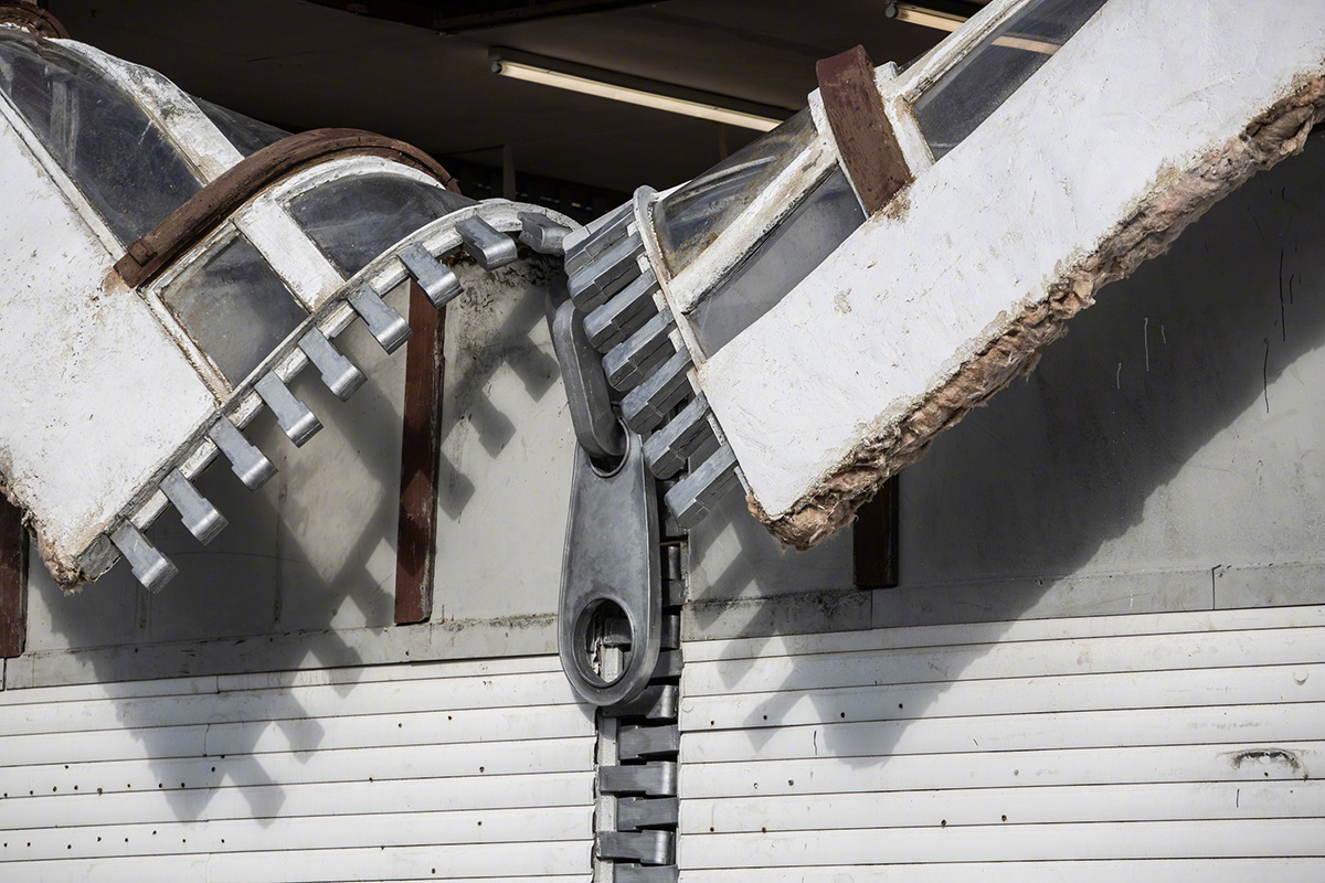 疯狂的艺术家 Alex Chinneck 的新装置，安装在英国肯特郡即将拆除的一栋办公大楼上。
