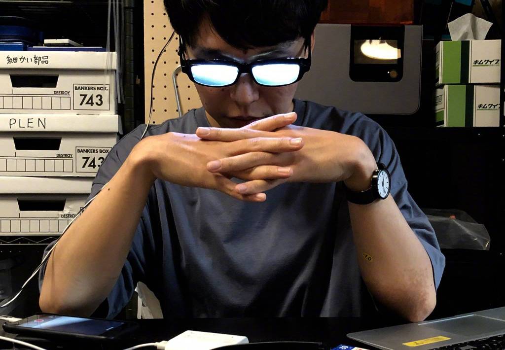 日本小哥シバタ 在眼镜上加装LED 太中二了哈哈哈哈