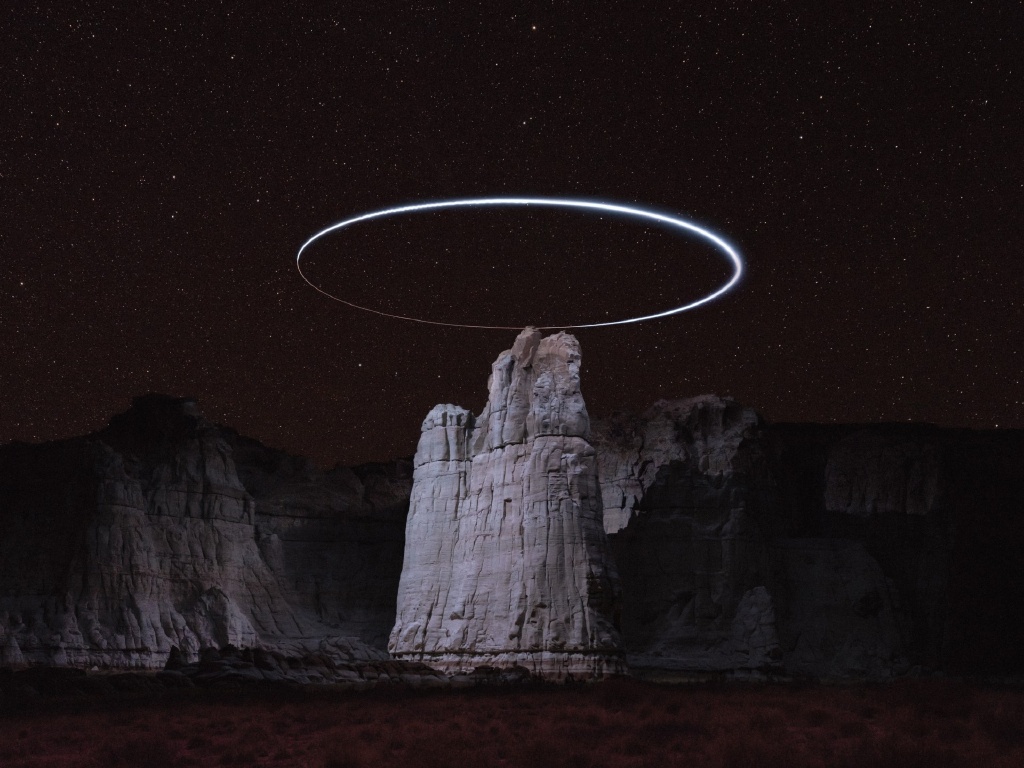 长期曝光的照片 捕捉了无人机在山景上空的光路